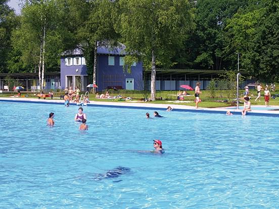 Schwimmbecken und Liegewiese im Familienbad Dachau