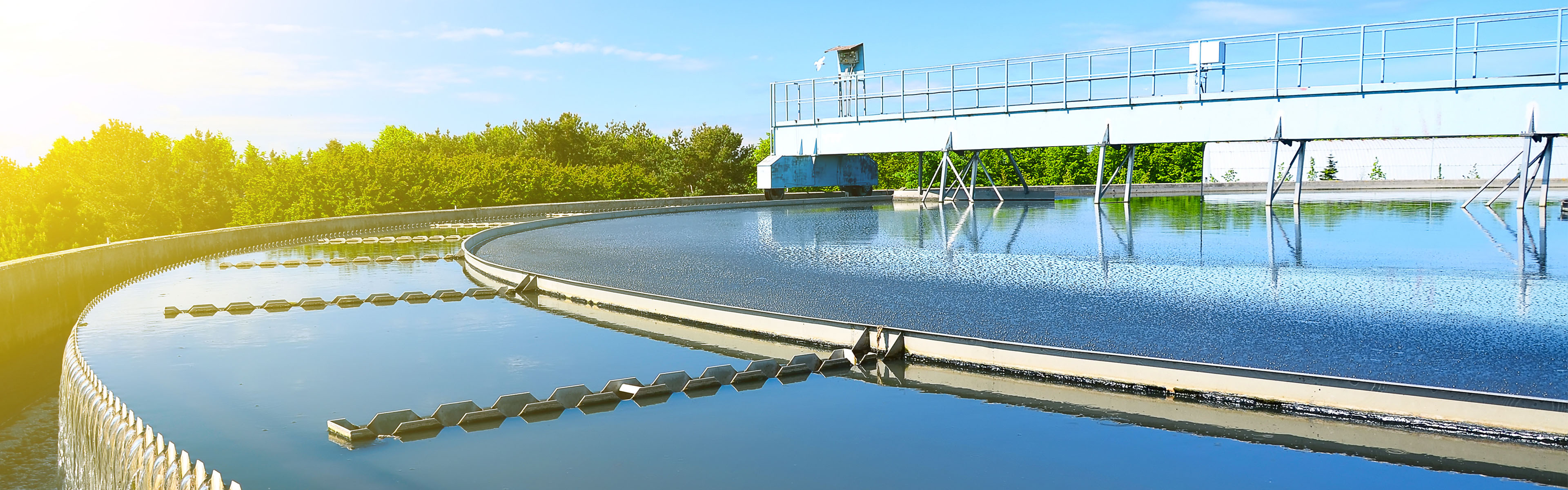 Abwasseraufbereitungsbecken bei Sonnenschein von links