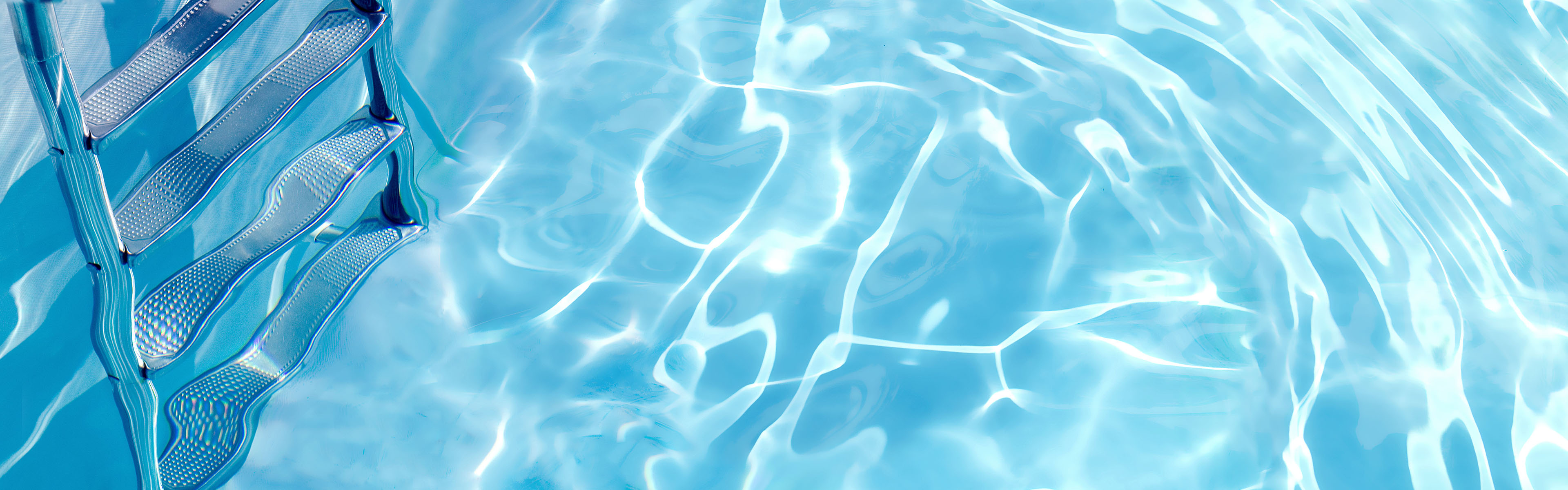 Nahaufnahme eines Schwimmbeckens, reflektierendes Wasser und Beckenleiter unter Wasser