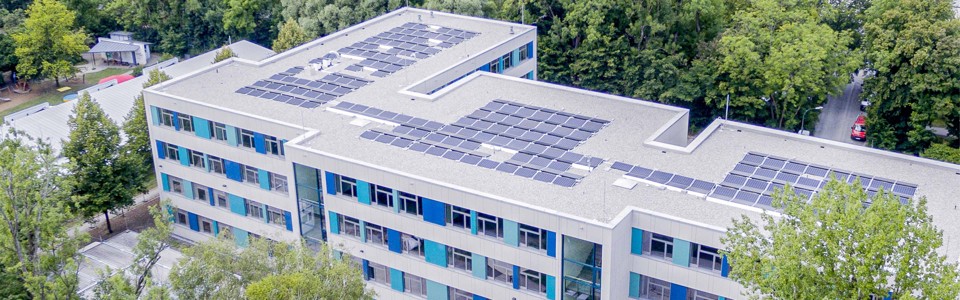 Großes Bürogebäude mit Solarmodulen auf dem Dach