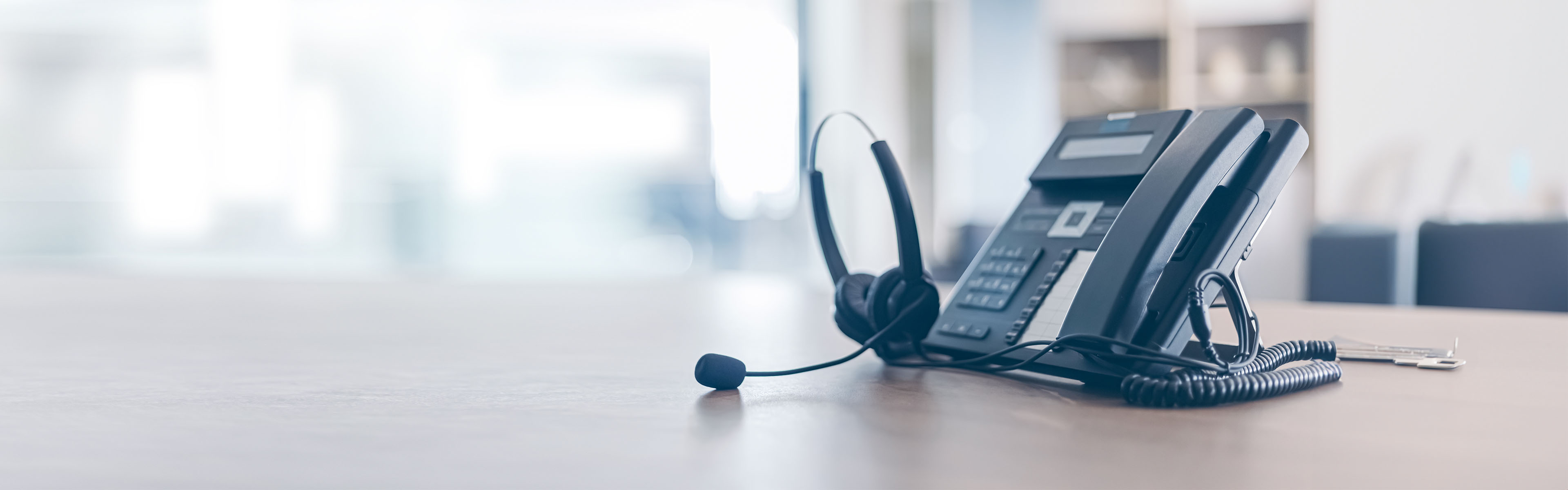 Schreibtisch mit Telefon und Headset