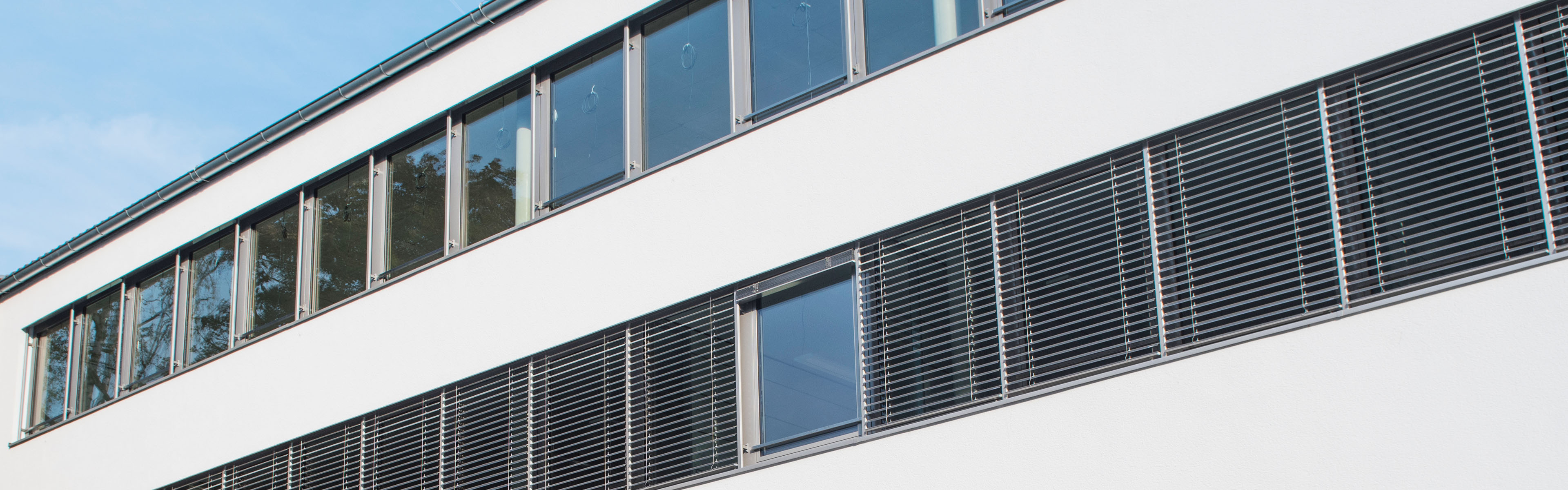 Gebäude der Stadtwerke Dachau, modernes Bürogebäude mit Fensterfront