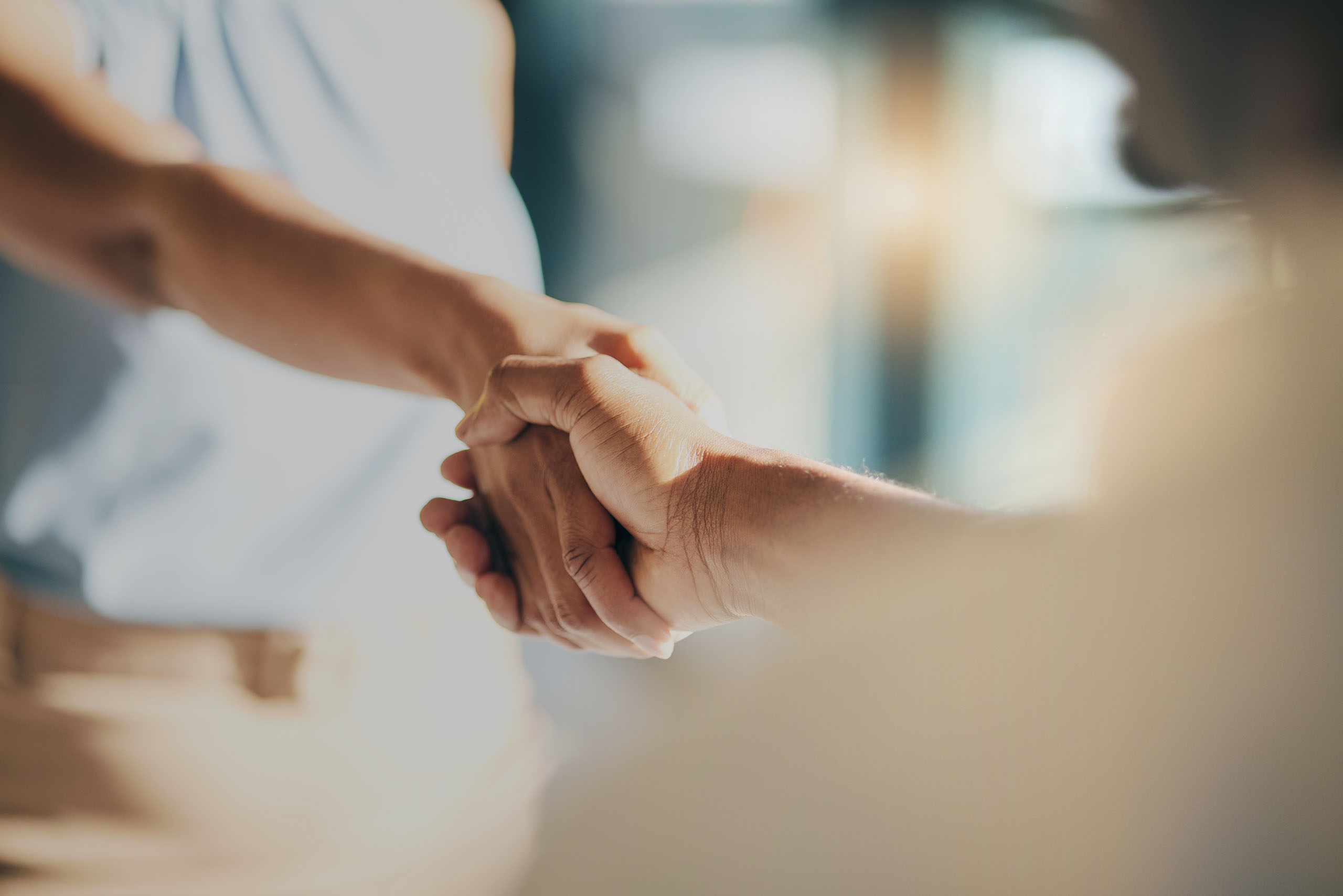 Handschlag zwischen zwei Personen