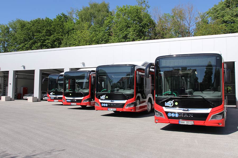 Drei Busse der Stadtwerke Dachau aufgereiht vor der Busgarage