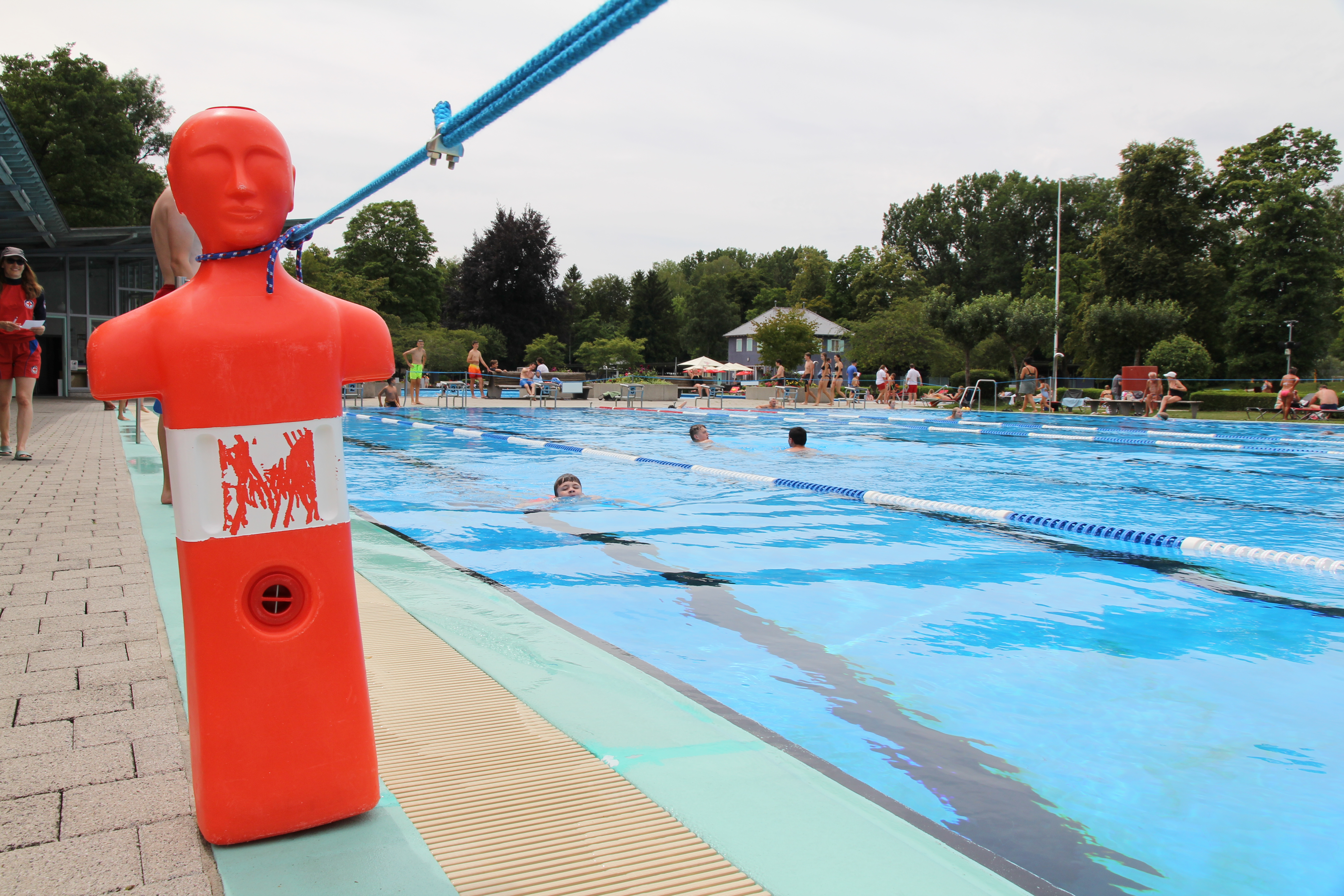 Schwimmbahn im Freibad Dachau in den ein kleiner Junge schwimmt