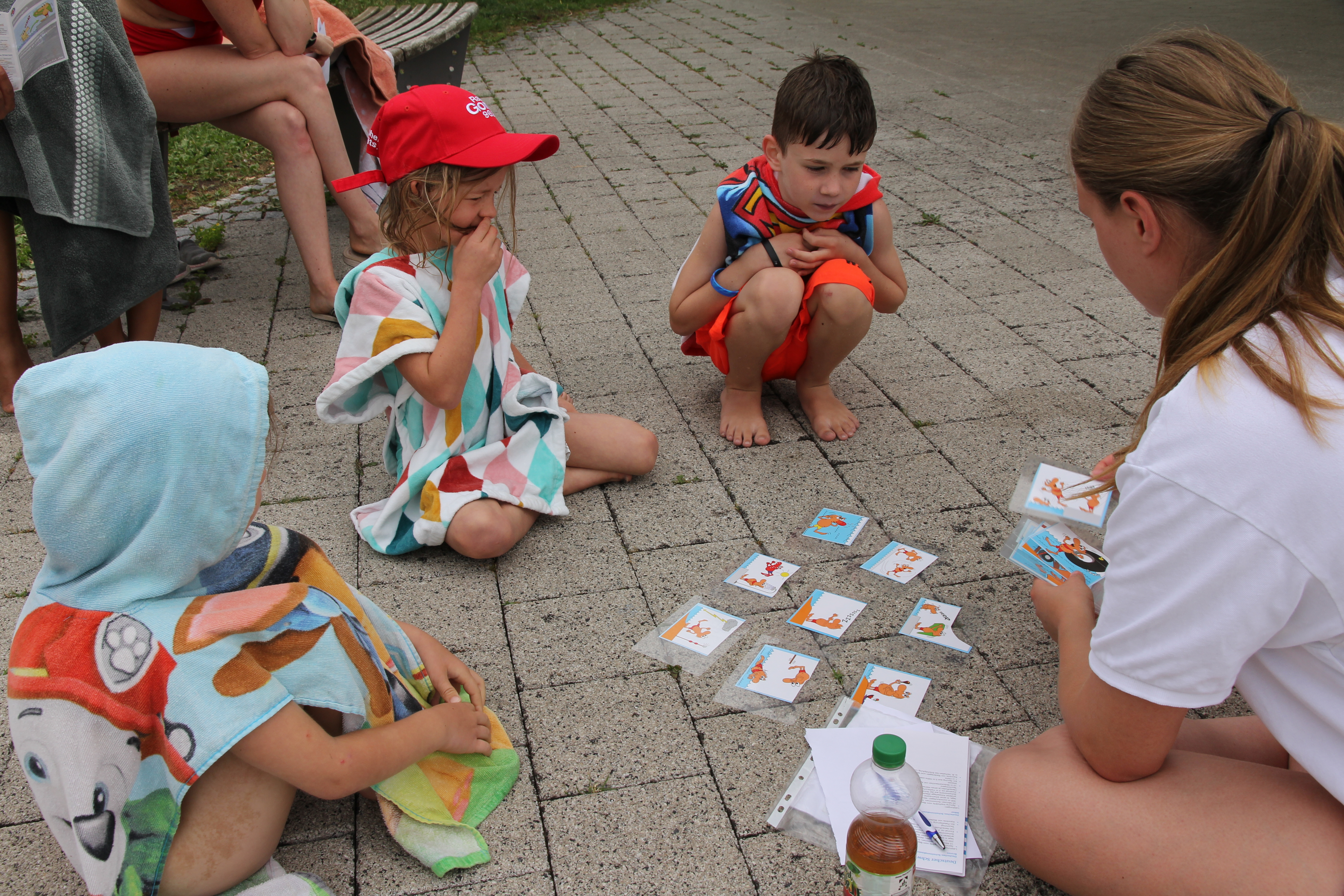 Kinder legen die Baderegel bei der Wasserwacht ab