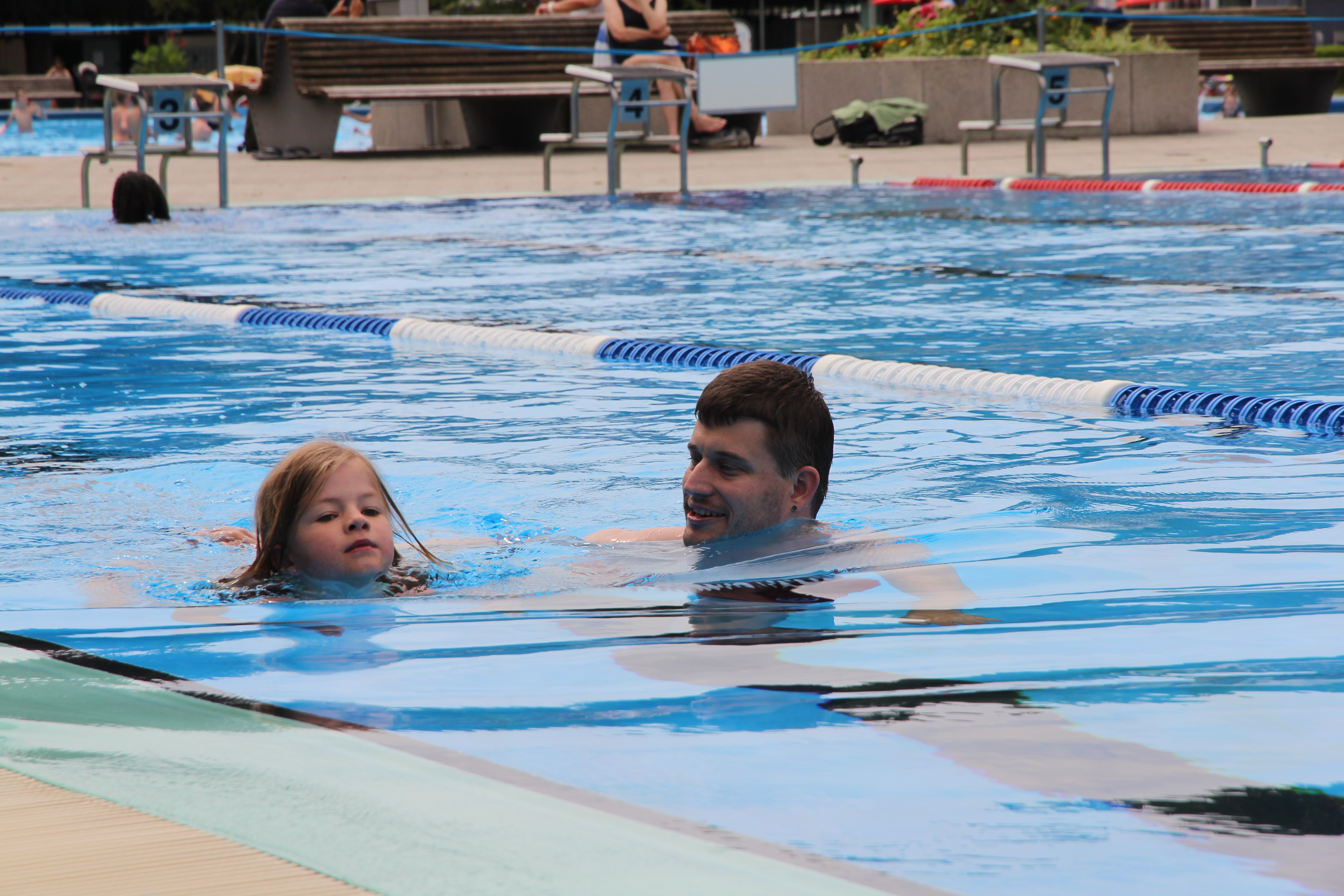 Mädchen schwimmt mit der Wasserwacht für das Schwimmabzeichen Seepferdchen 