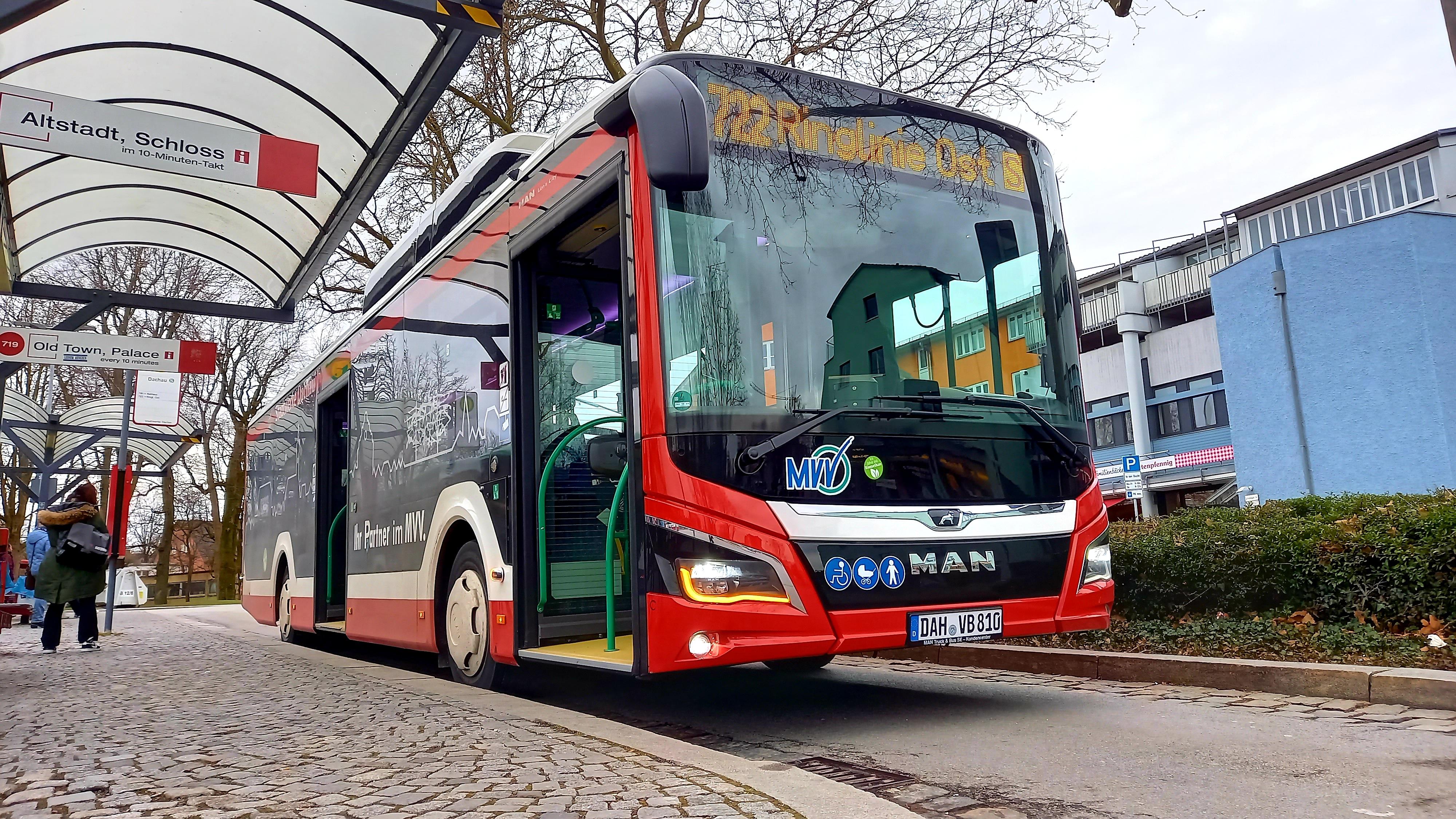 Stadtwerke Dachau Bus am Bahnhof stehend