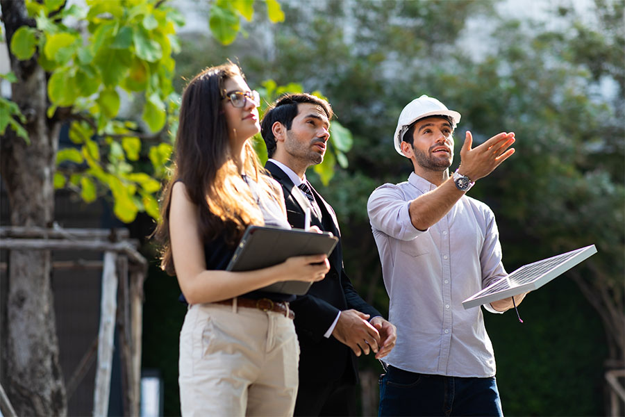 Mann und Frau mit Solartechniker im Garten