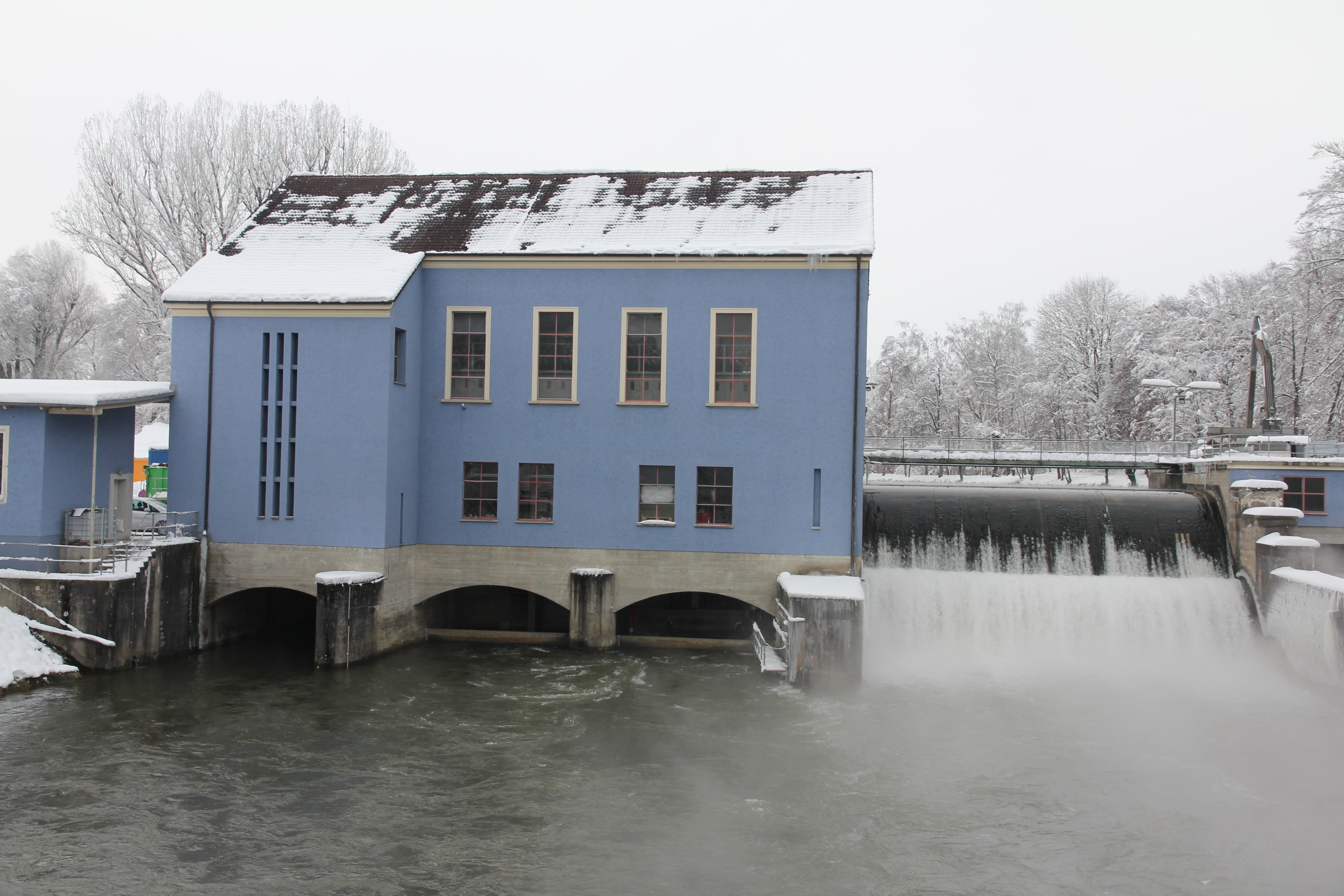 Wasserkraftwerk Dachau im Schnee