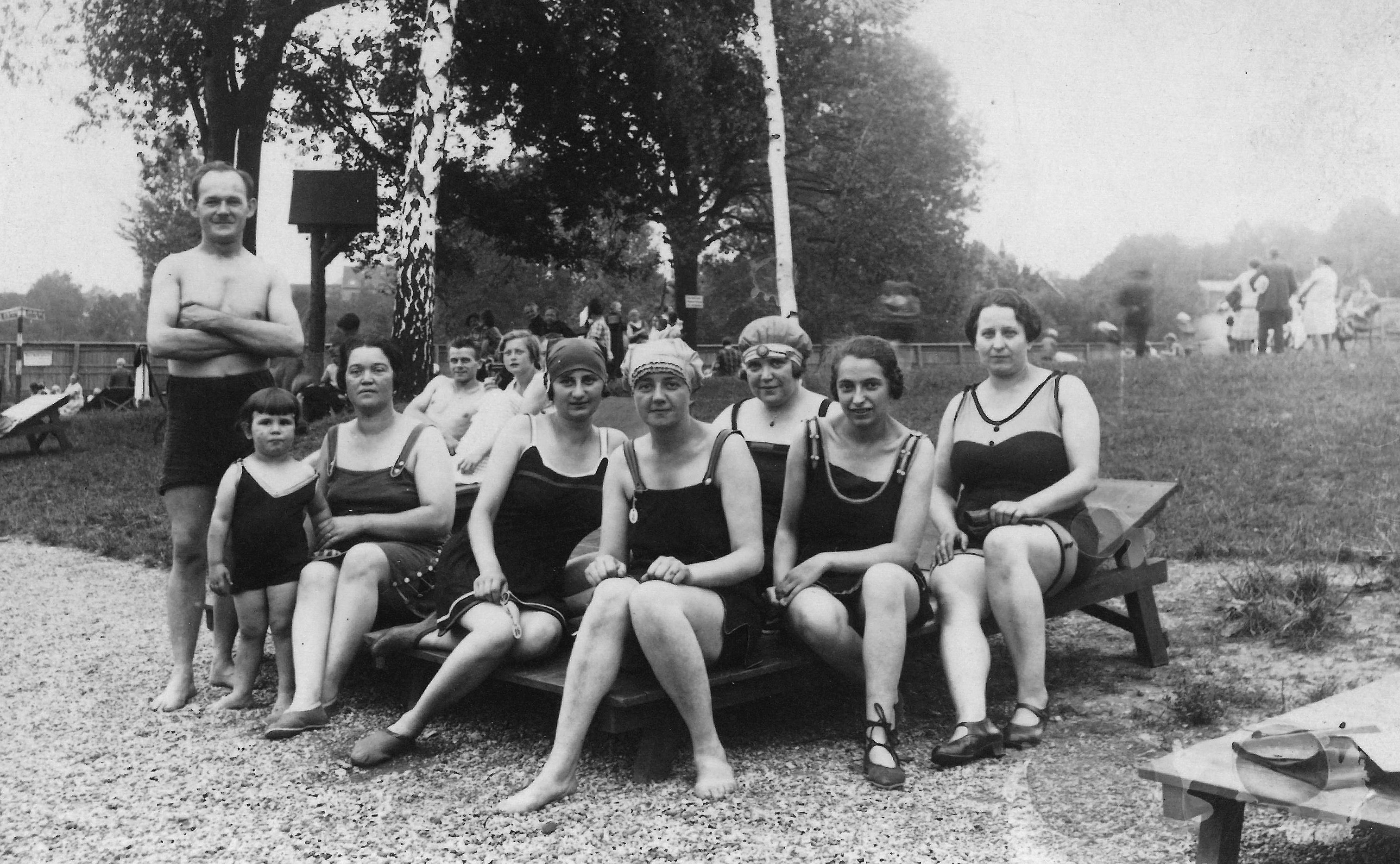 Historisches Gruppenbild von Frauen in altmodischen Badeanzügen