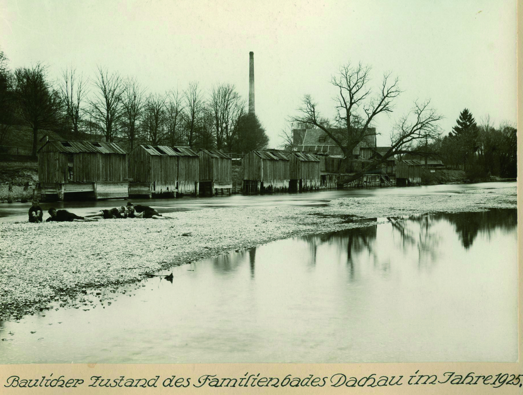 Liegebereich und alte Gebäude des Dachauer Familiebades aus den 1920er Jahren