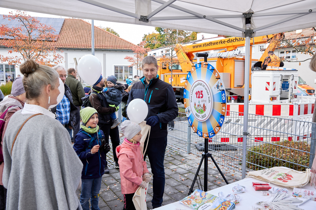 Besucher an einem Glücksrad zur Verlosung