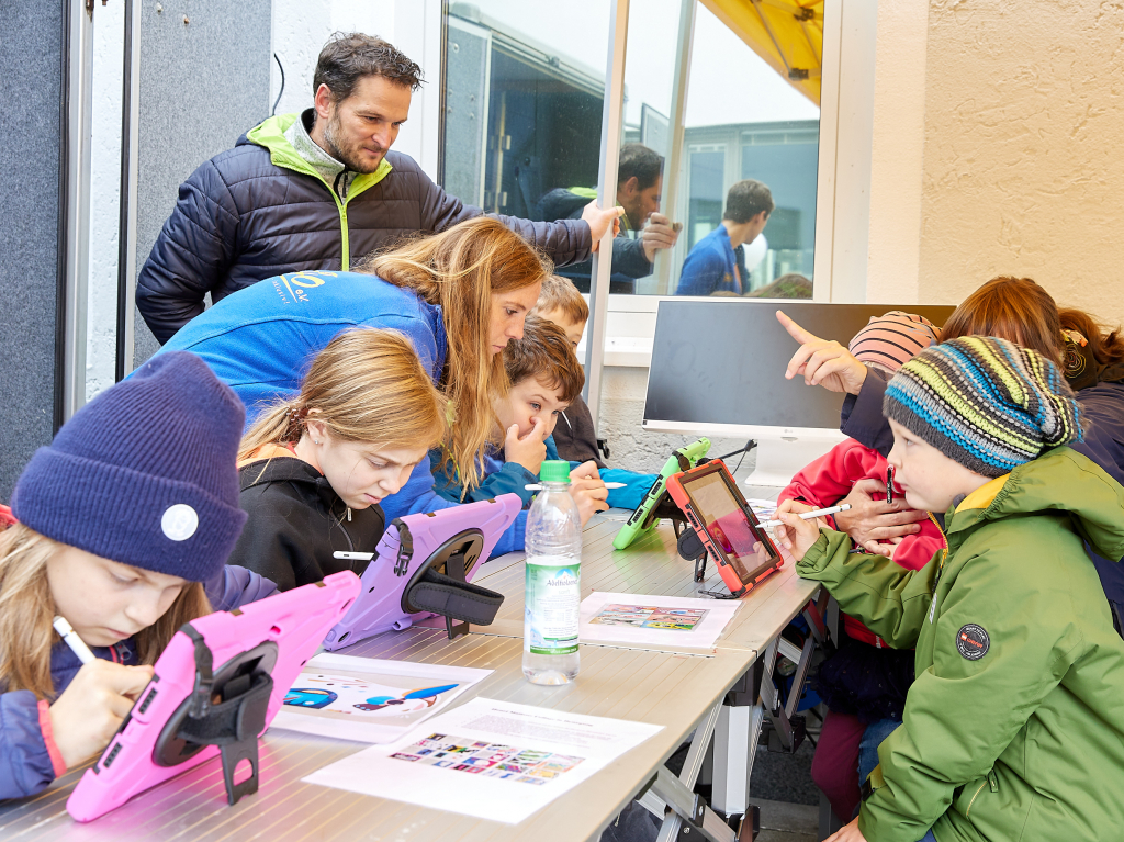 Kinder bekommen eine Gesichtsbemalung