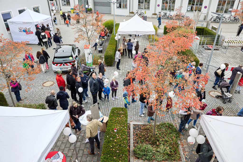 Viele Personen auf dem Hof der Stadtwerke Dachau, Sonnenschirme und Zelte