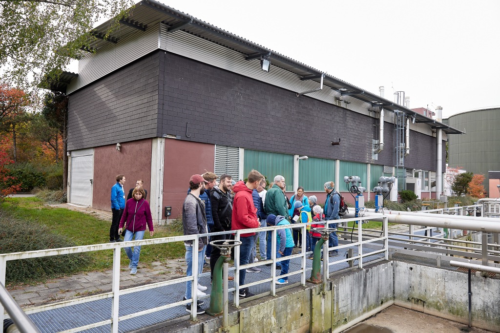 Besucher bei der Besichtigung des Dachauer Wasserkraftwerks