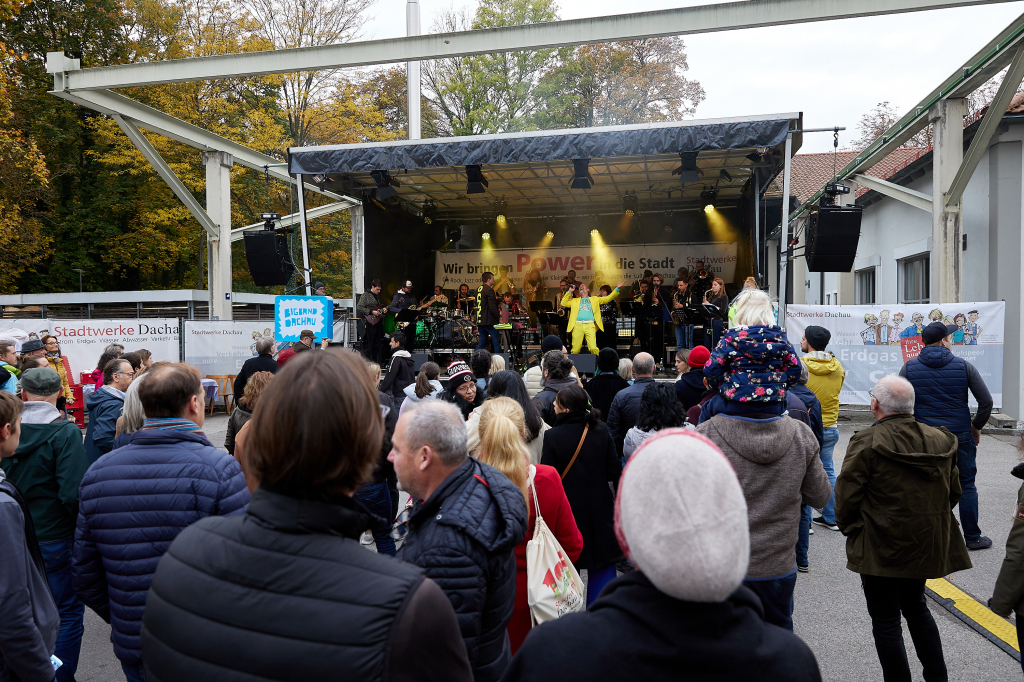 Feiernde Personen vor einer Bühne mit Band