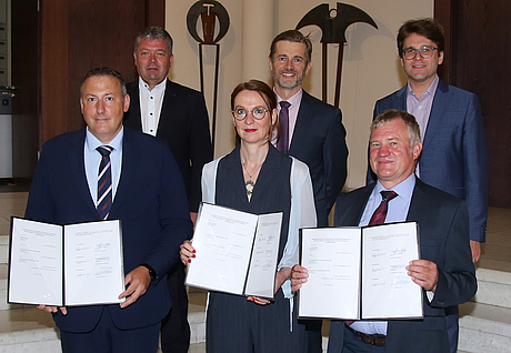 Die Köpfe hinter dem Geothermieprojekt: Vorne von links Christian Flory, Energie Haimhausen, Alexandra Niedenhoff, Kommunalunternehmens Energie Hebertshausen und Robert Haimerl, Werkleiter Stadtwerke Dachau. Im Hintergrund die Bürgermeister.