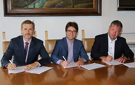 Unterschreiben die interkommunale Absichtserklärung: von links: Richard Reischl (1. Bürgermeister Hebertshausen), Florian Hartmann (Oberbürgermeister Dachau) und Peter Felbermeier (1. Bürgermeister Haimhausen).
