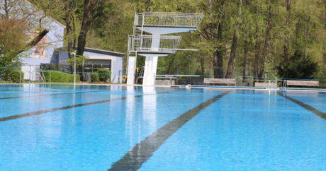 Sprungbecken und Sprungtürme im Familienbad