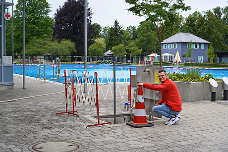 Blick zum Nichtschwimmerbecken, Schwimmmeister beobachtet die Bauarbeiten im Pumpenschacht
