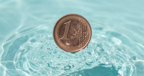 1 Cent-Münze fällt ins Wasser: symbolisch für die Einführung einer Wasserentnahmegebühr in Bayern