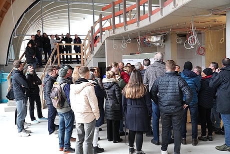 Besucher im zukünftigen Foyer des neuen Hallenbades